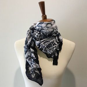Stylish pattern scarf